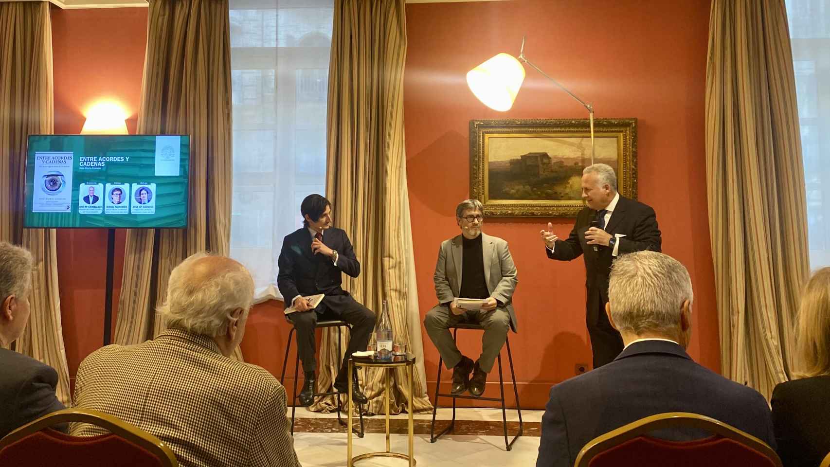 El juez José María Asencio (izda), Manel Manchón, director adjunto de Metrópoli (centro), y  José Maria Cardellach, miembro del Comité Ejecutivo del Círculo Ecuestre (dcha)