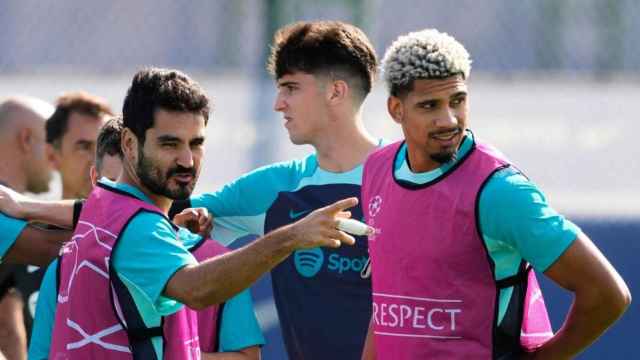 Ilkay Gundogan y Ronald Araujo, durante un entrenamiento del Barça