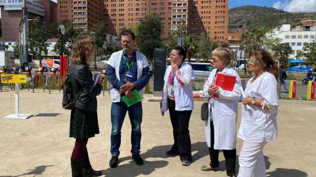 Laia Estrada, cabeza de cartel de la CUP a las autonómicas, con los sanitarios de Vall d'Hebron