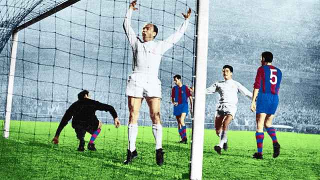 Di Stéfano celebra un gol contra el Barça con la camiseta del Real Madrid