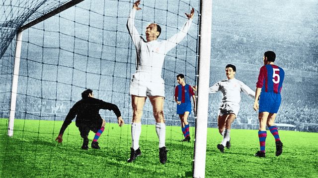 Di Stéfano celebra un gol contra el Barça con la camiseta del Real Madrid