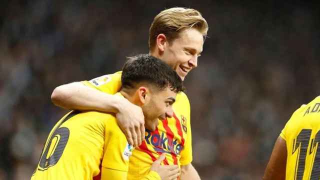 El abrazo de Pedri y Frenkie de Jong en un partido del Barça