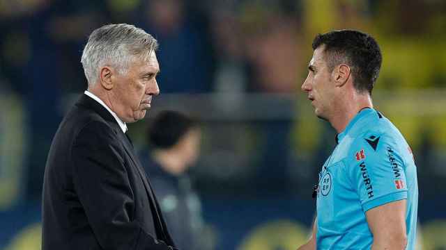Ancelotti conversa con Soto Grado, durante un clásico contra el Barça