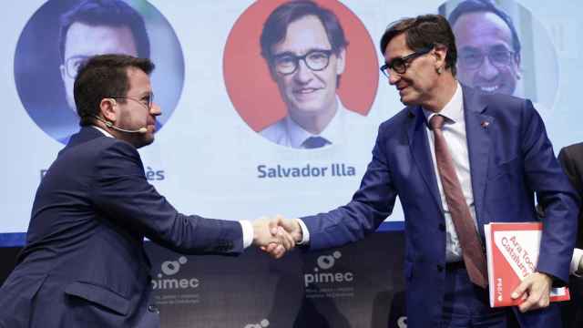 El candidato del PSC, Salvador Illa (d); y el de ERC, y Pere Aragonès (i) se saludan, al finalizar el debate preelectoral organizado por la patronal PIMEC