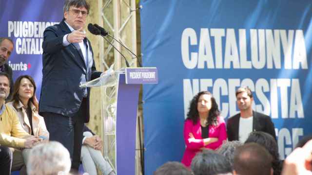 El expresidente de la Generalitat y candidato de Junts a las elecciones catalanas, Carles Puigdemont, interviene durante un acto de campaña