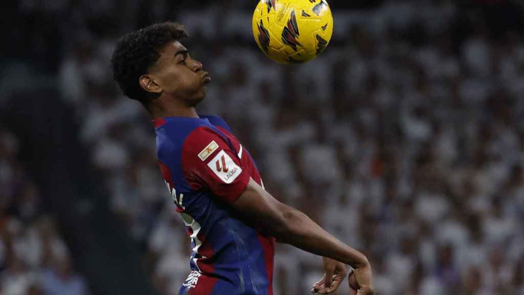 Lamine Yamal controla el balón