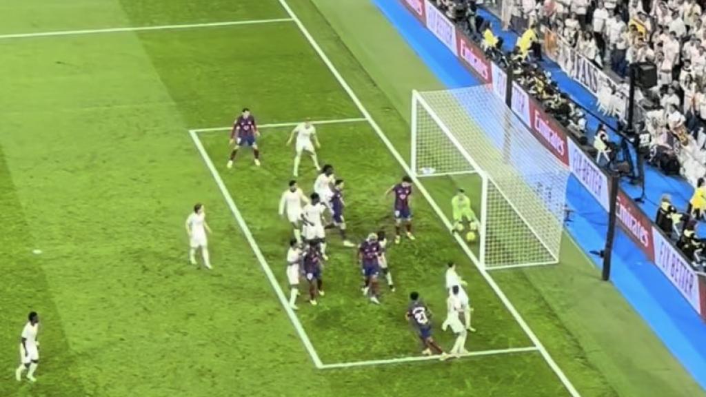 Imatge del gol fantasma de Lamine Yamal al Santiago Bernabéu
