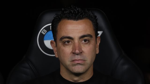 Xavi, sentado en el banquillo del Santiago Bernabéu