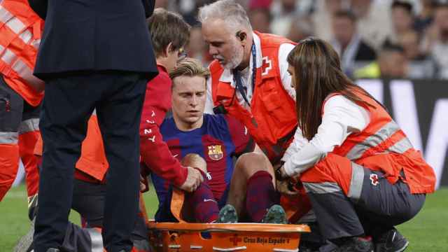 Frenkie de Jong se retira en camilla de Sa Mamés