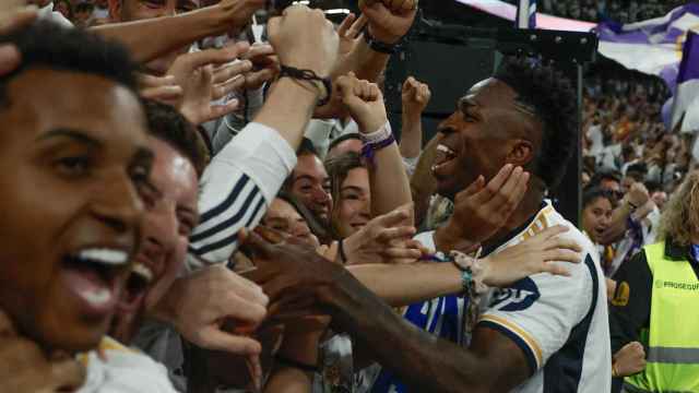 Vinicius celebra la victoria del Real Madrid ante el Barça con la afición
