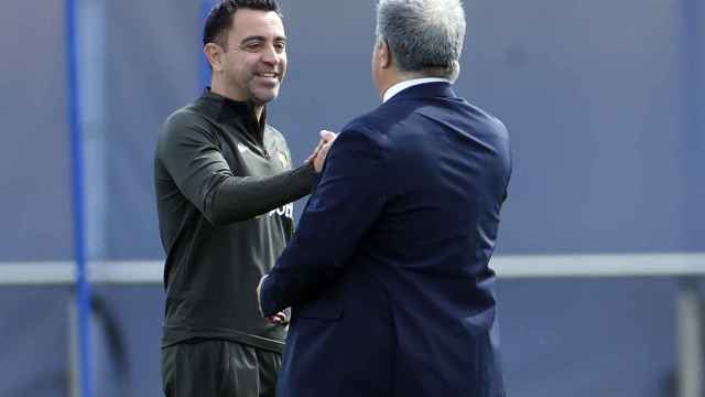 Xavi Hernández saluda efusivamente a Joan Laporta antes del Barça-PSG