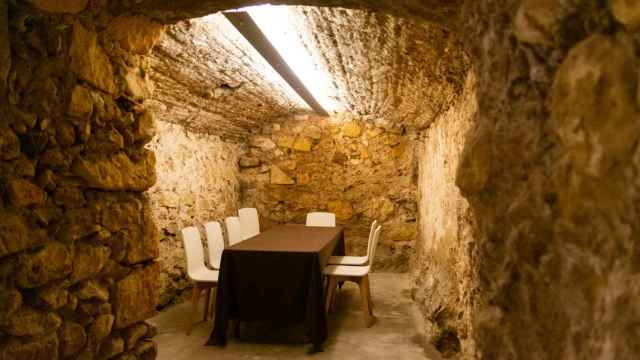 Mesa de restaurante en una casa antigua