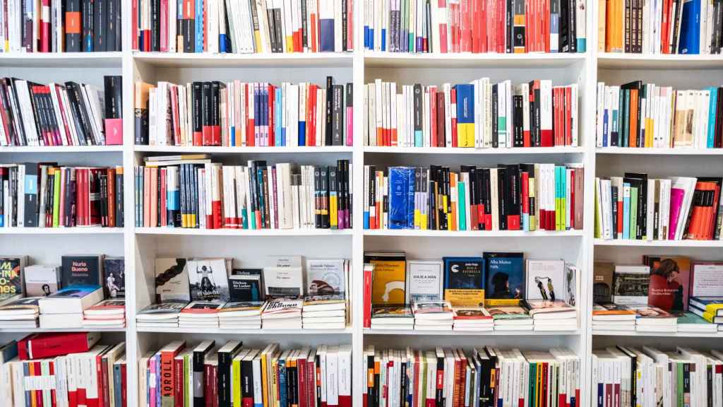 Interior de la librería Nollegiu Poblenou