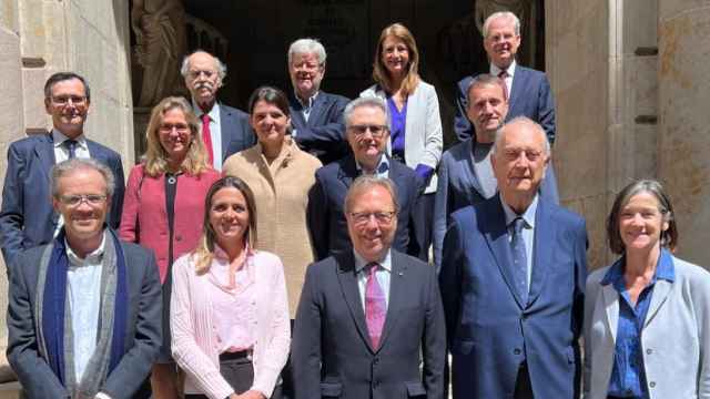 El presidente de la Cámara de Barcelona, Josep Santacreu, junto a los participantes en la Mesa.