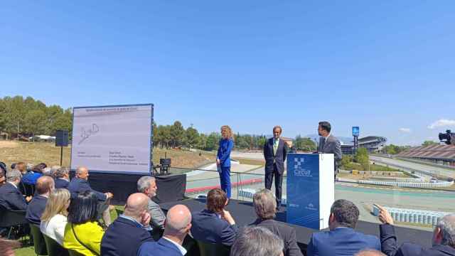 Roger Torrent y Pau Relat, firmando el acuerdo por el Circuit