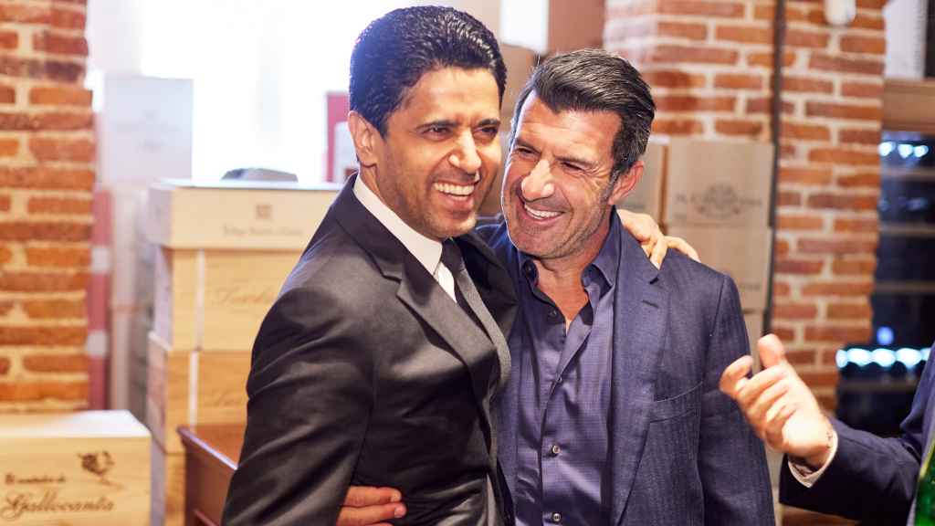Nasser Al-Khelaifi y Luis Figo fundidos en un abrazo