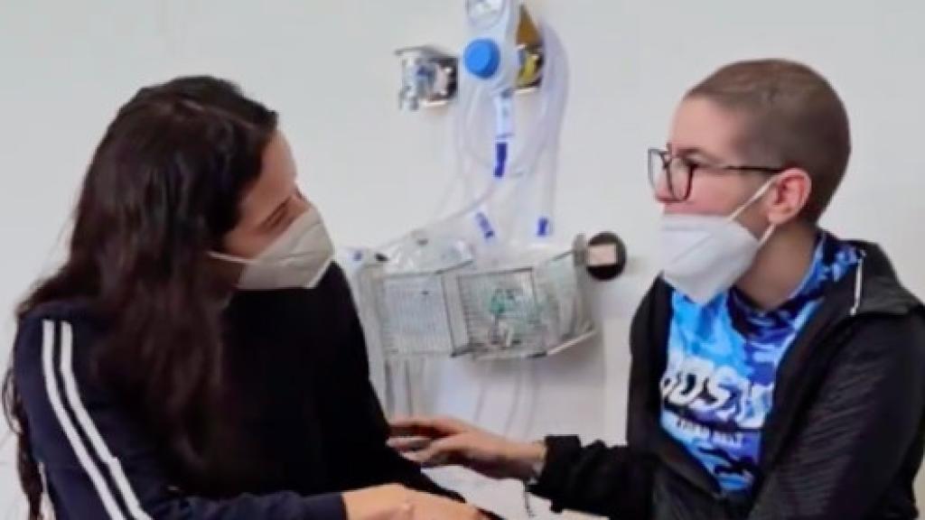 Rosalía junto a una paciente del Pediatric Cancer Center