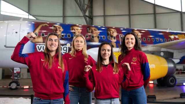 Las jugadoras Patri Guijarro, Frido Rolfö, Aitana Bonmati e Ingrid Engen posan junto al nuevo avión del Barça Femenino
