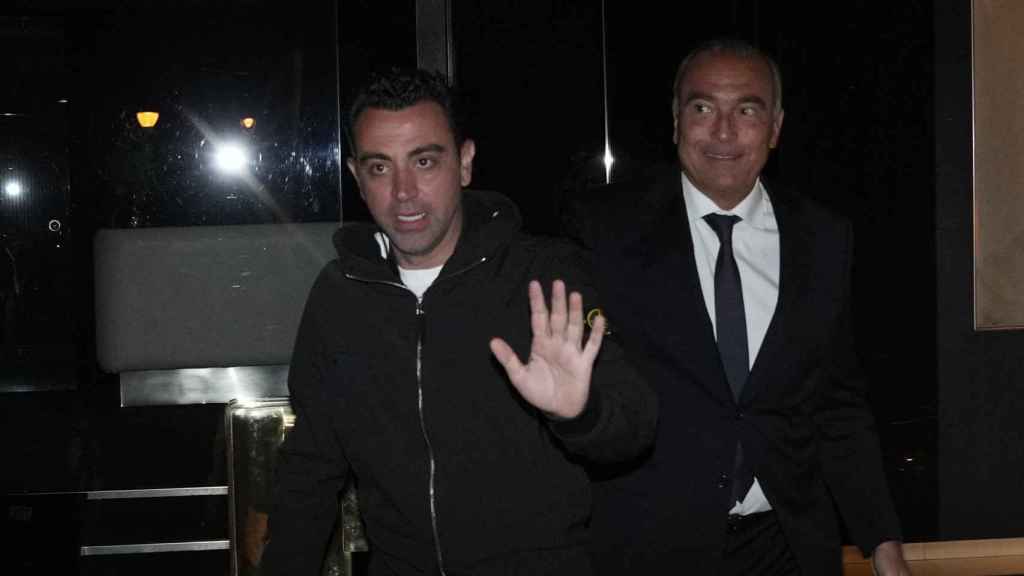 Xavi y Rafa Yuste salen de la casa de Joan Laporta