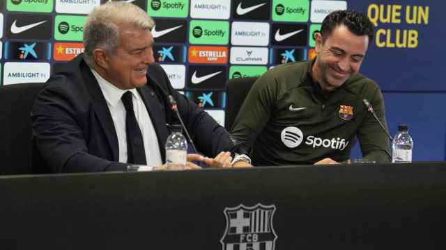 Xavi y Laporta, en rueda de prensa.