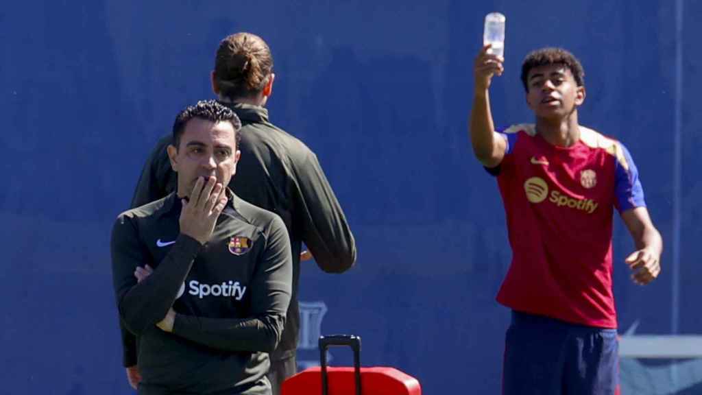 Xavi Hernández, durante una sesión de entrenamiento del Barça, con Lamine Yamal a su espalda