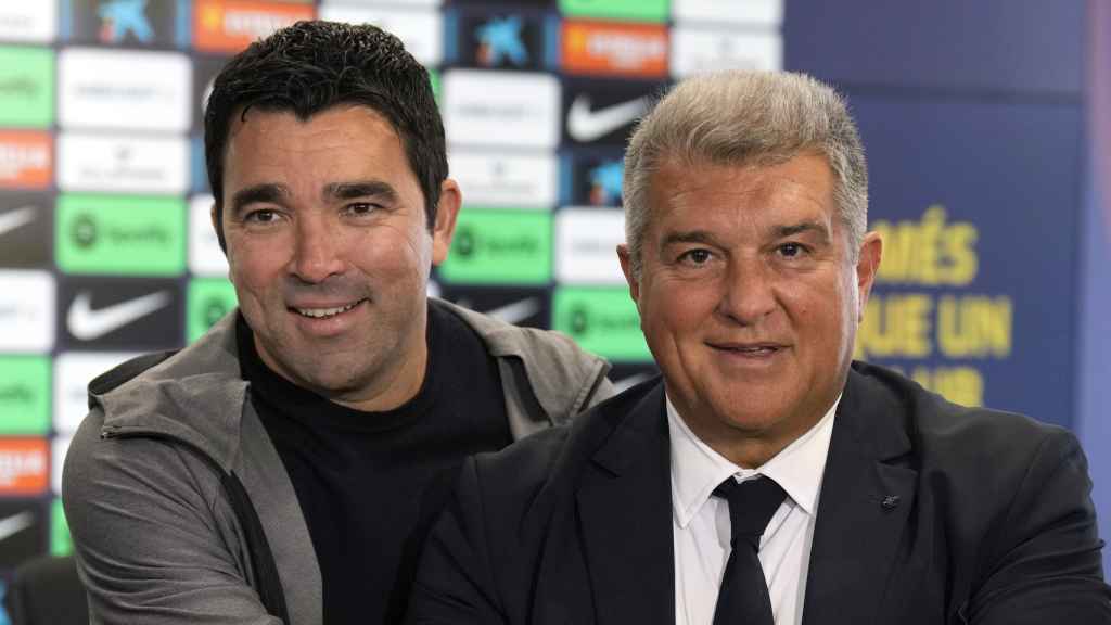 Deco, Joan Laporta y Xavi Hernández rubrican la continuidad del entrenador hasta 2025