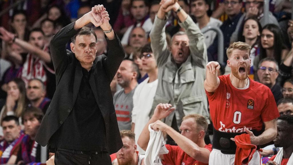 Georgios Bartzokas reclama una falta en el Barça-Olympiakos