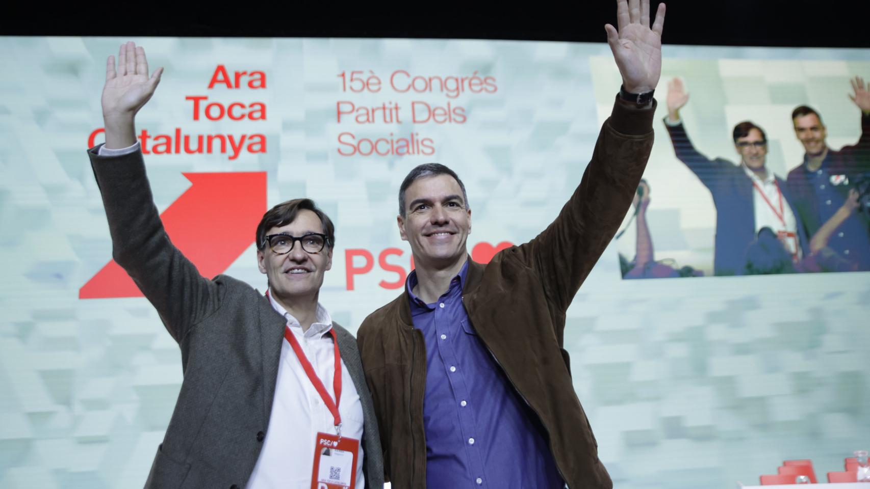 El secretario general del PSOE y presidente del Gobierno, Pedro Sánchez (d), y el primer secretario del PSC, Salvador Illa (i), durante el acto de clausura del 15º Congreso del PSC, en el Palacio de Congresos de Cataluña, a 17 de marzo de 2024, en Barcelona