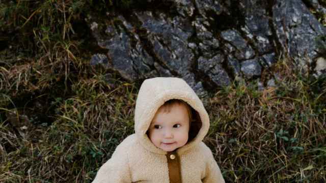 Un bebé en la montaña