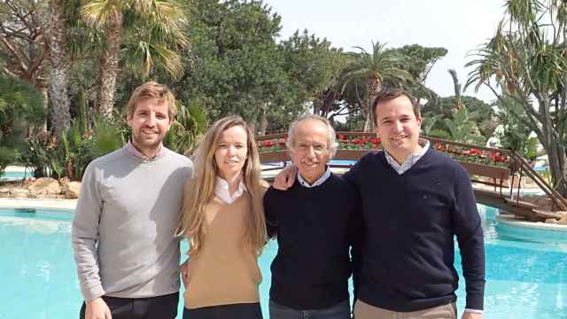 Antonio Gómez,  de Playa Montroig Camping, con sus hijos Guillermo, Ana y Alejandro