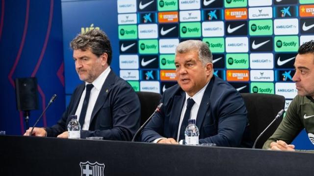 Xavi, Laporta y Alex Santos en rueda de prensa