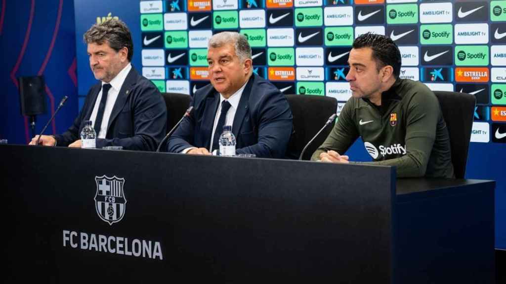 Xavi, Laporta y Alex Santos en rueda de prensa