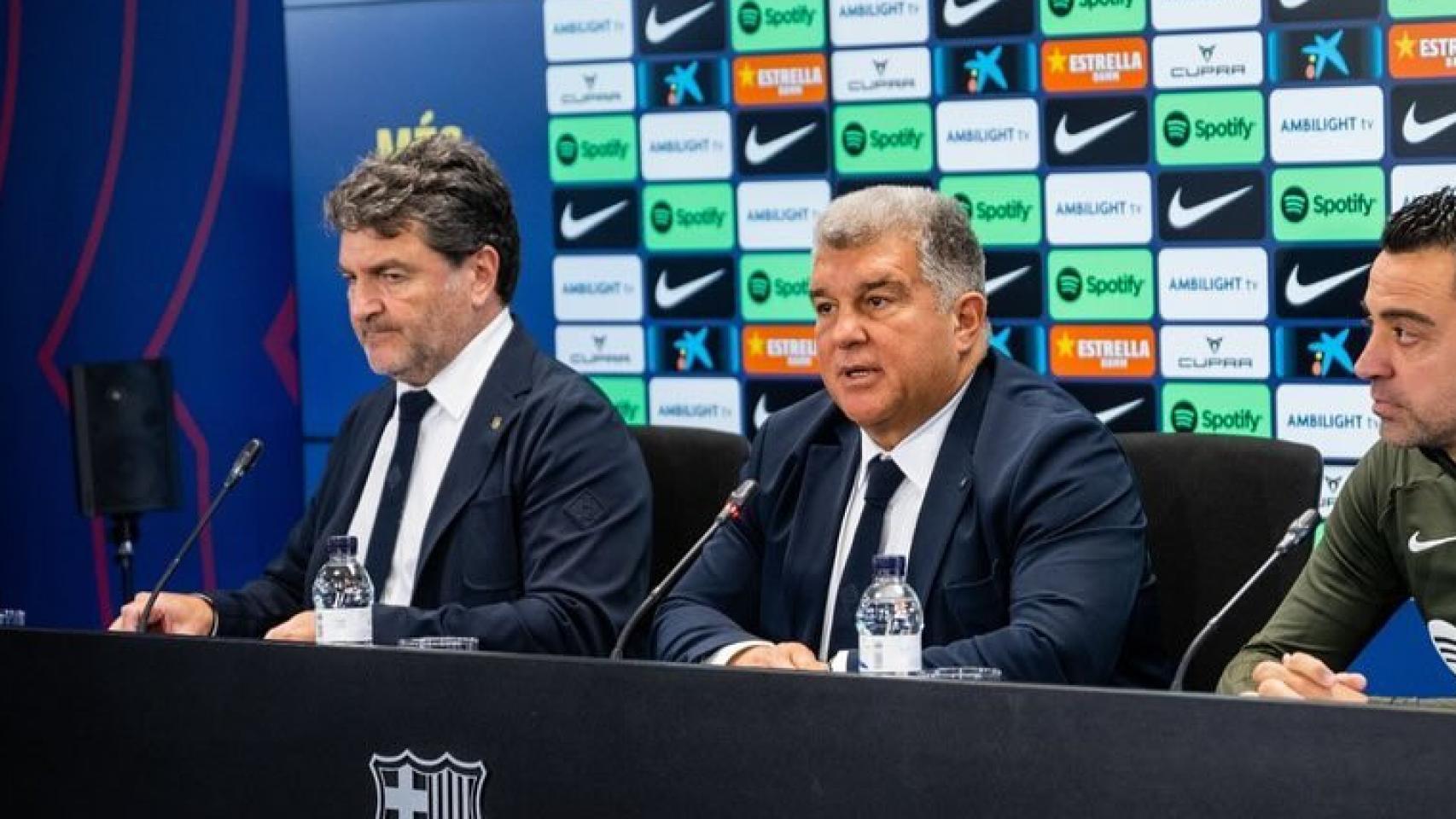 Xavi, Laporta y Alex Santos en rueda de prensa
