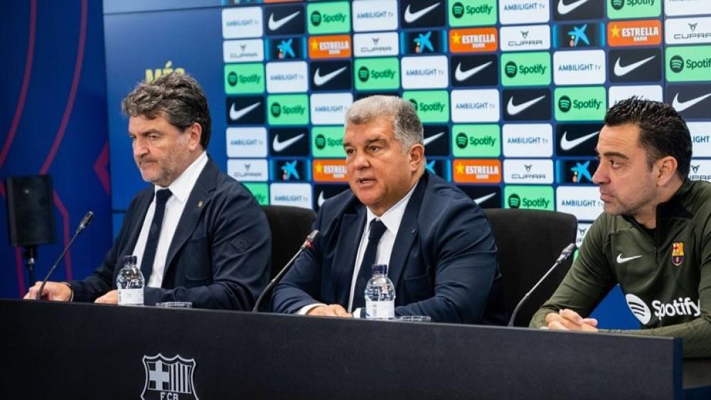 Xavi, Laporta y Alex Santos en rueda de prensa