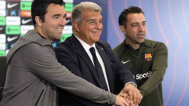 Deco, Laporta y Xavi comparecen juntos ante los medios