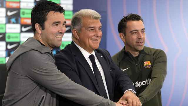Deco, Laporta y Xavi comparecen juntos ante los medios