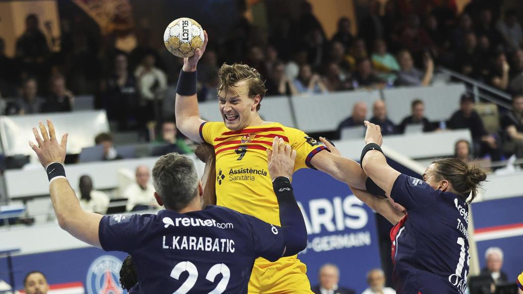Dos jugadores del PSG de balonmano intentan frenar la jugada de Jonathan Carlsbogard