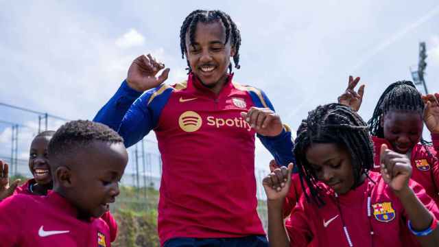 Jules Koundé baila en la Ciutat Esportiva con los niños y niñas de Masaka Kids