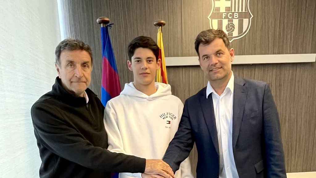 Álex Campos, al costat d'Alexanko i Joan Soler, en la renovació del seu contracte amb el Barça