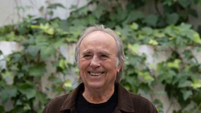 El cantautor y compositor Joan Manuel Serrat, posa después de una rueda de prensa tras recibir el Premio Princesa de Asturias de las Artes 2024, en la sede de SGAE de Catalunya, a 24 de abril de 2024