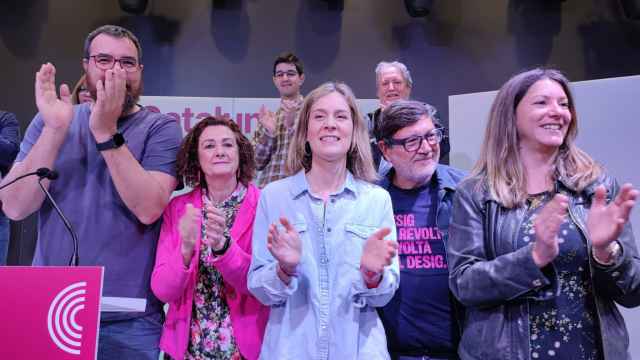 La candidata de los Comuns, Jéssica Albiach; el número dos por Barcelona, Lluís Mijoler; la número doce por Barcelona, Aurora Huerga; y el concejal de Sant Vicenç dels Horts (Barcelona), Jordi Gil.