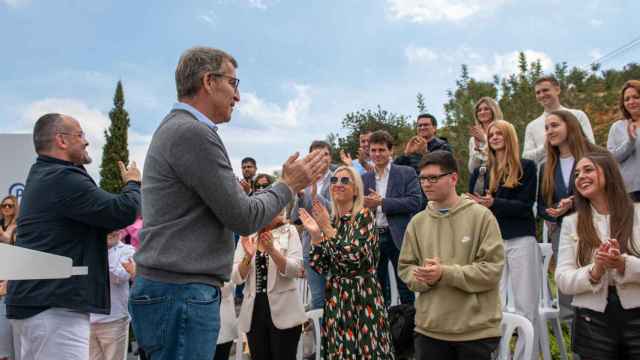 El presidente del PP, Alberto Núñez Feijóo, interviene en una comida popular en Ulldecona, junto al candidato del PP a la presidencia de la Generalitat, Alejandro Fernández