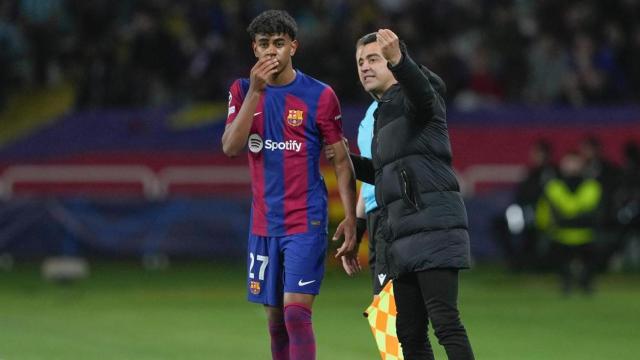 Lamine Yamal recibe indicaciones de Xavi Hernández en el Barça-PSG de Champions