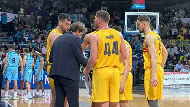 Grimau da indicaciones a los jugadores del Barça contra el Andorra