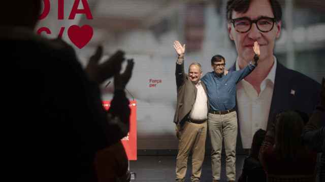 El ministro de Industria y Turismo, Jordi Hereu (i) y el candidato Salvador Illa en el acto de campaña electoral del PSC en Santa Coloma de Gramenet