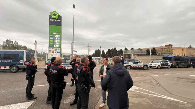 Efectivos de Mossos d'Esquadra en las inmediaciones de la protectora de animales de Figueres (Girona)