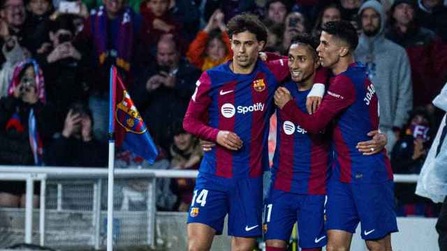 Raphinha, con los dos Joaos, celebrando un gol en el partido del Barça contra Las Palmas