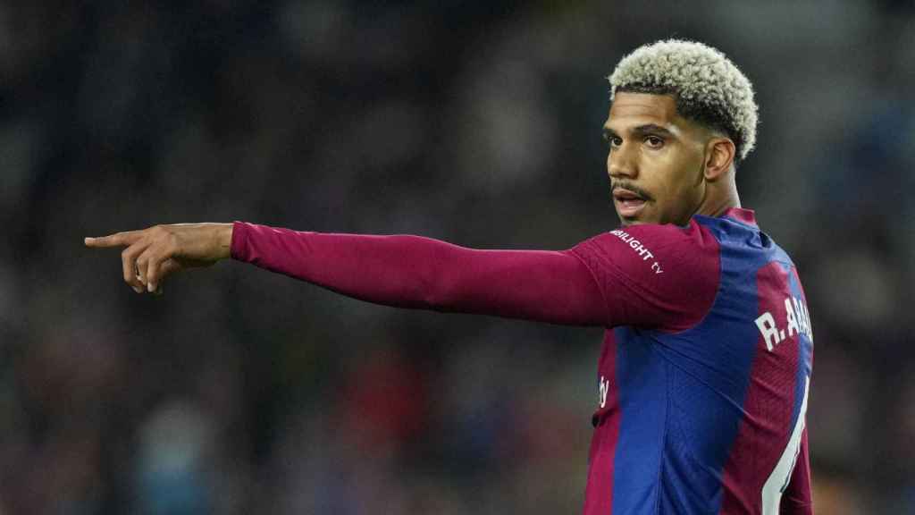 Ronald Araujo señala una jugada en el Barça-Valencia de Montjuïc