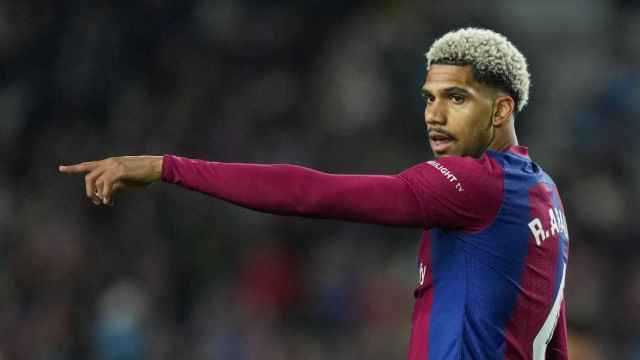 Ronald Araujo señala una jugada en el Barça-Valencia de Montjuïc