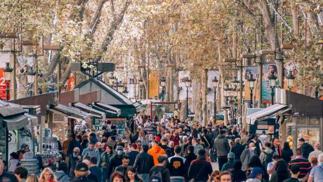 Imagen de turistas y vecinos en Las Ramblas de Barcelona